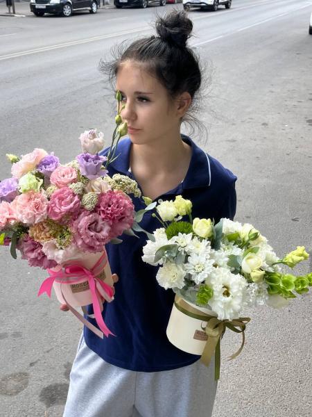 Нежные композиции цветов в шляпных коробках