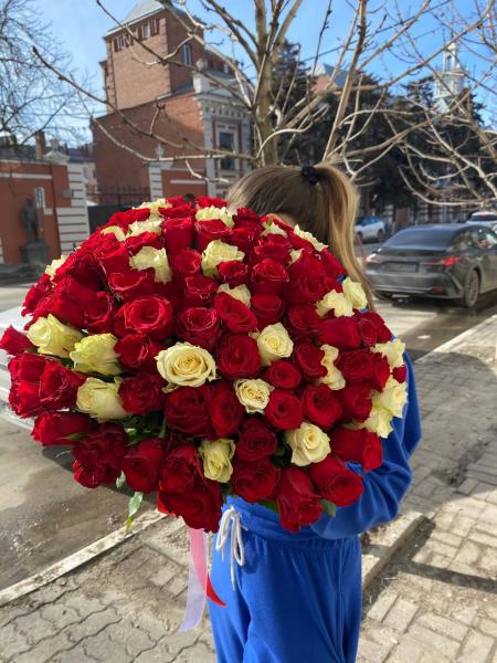 Букет 101 красной и белой розы