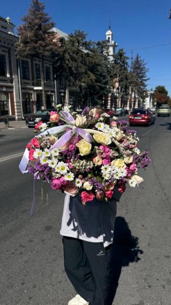 Большая корзина сезонных цветов