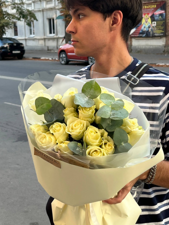 БЕЛЫЕ розы с эвкалиптом