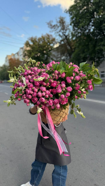 Композиция розовых кустовых роз